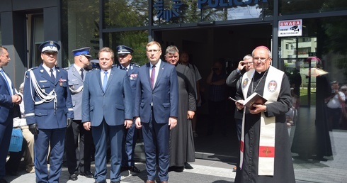 Nowy budynek komendy Powiatowej Policji w Sochaczewie poświęcił bp Michał Janocha.