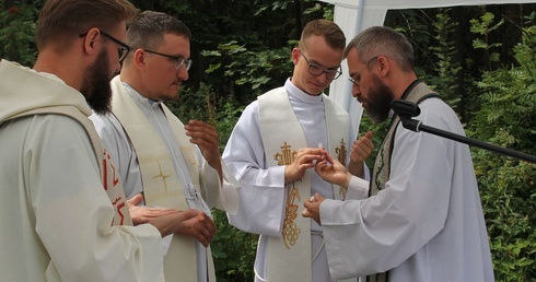 Duszpasterze, którzy błogosławili uczestników EwB na Soszowie: od lewej - o. Norbert Oczkowski OP, ks. Dawid Dyrcz, ks. Szymon Badura i o. Aleksander Paprzycki OFConv.