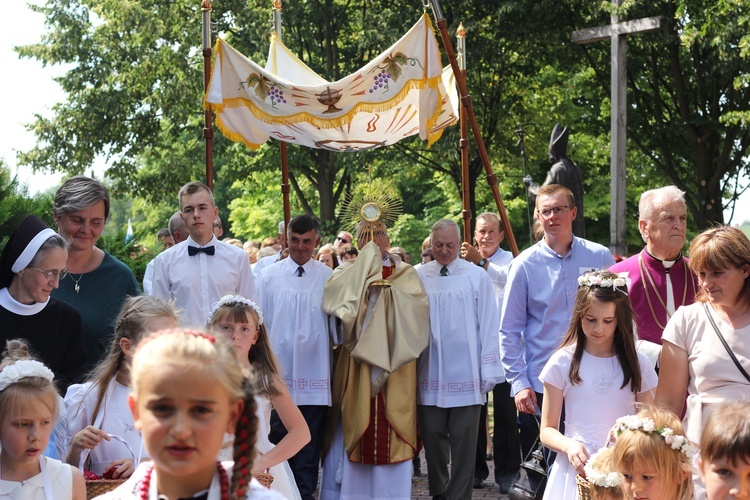 Poświęcenie nowego feretronu Matki Bożej i jubileusz kapłaństwa