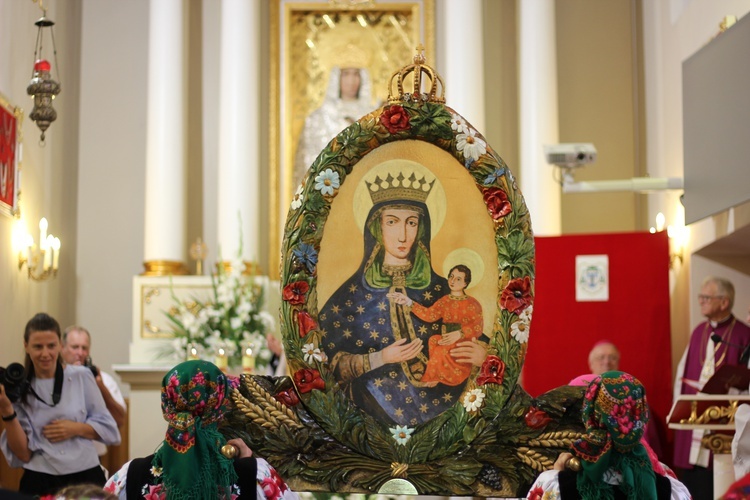 Poświęcenie nowego feretronu Matki Bożej i jubileusz kapłaństwa