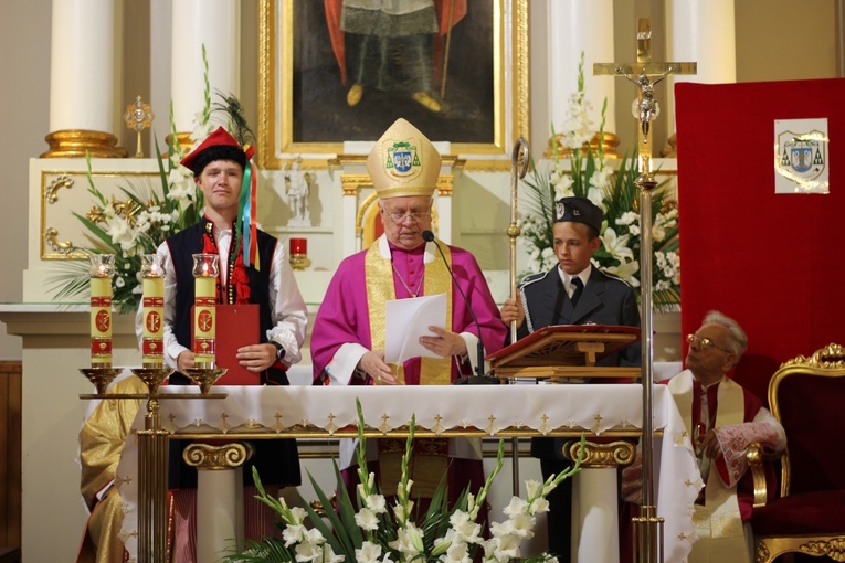 Poświęcenie nowego feretronu Matki Bożej i jubileusz kapłaństwa
