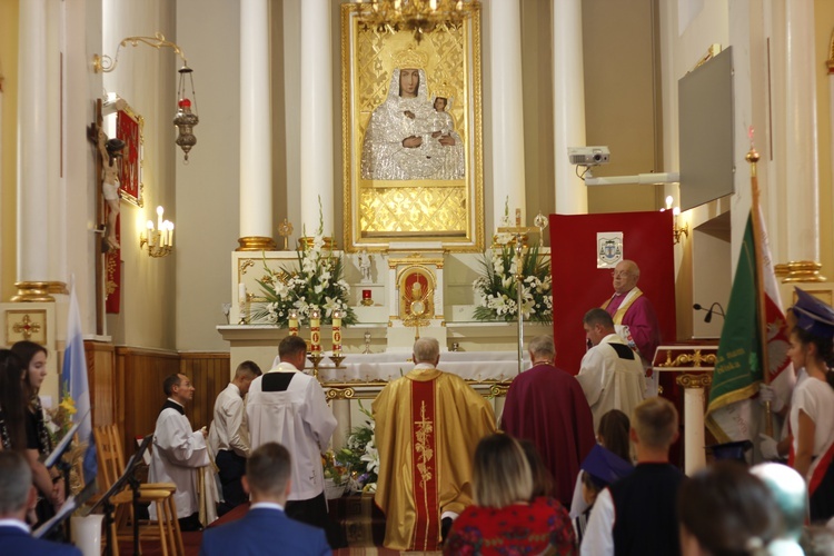 Poświęcenie nowego feretronu Matki Bożej i jubileusz kapłaństwa