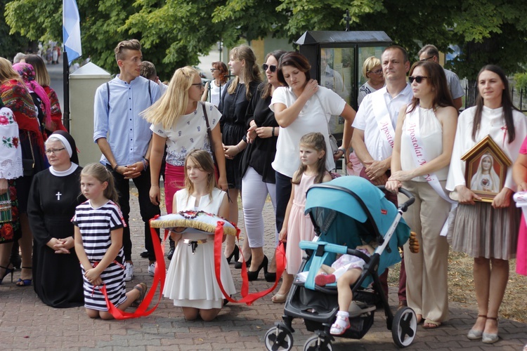 Poświęcenie nowego feretronu Matki Bożej i jubileusz kapłaństwa