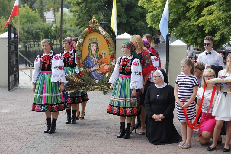 Poświęcenie nowego feretronu Matki Bożej i jubileusz kapłaństwa
