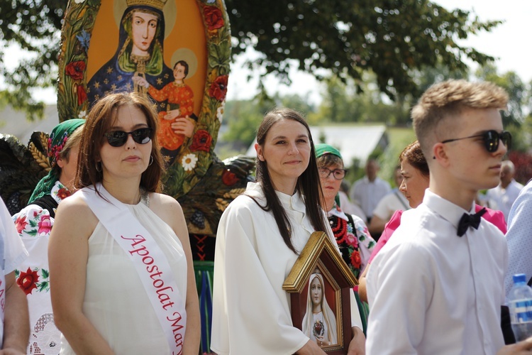 Poświęcenie nowego feretronu Matki Bożej i jubileusz kapłaństwa