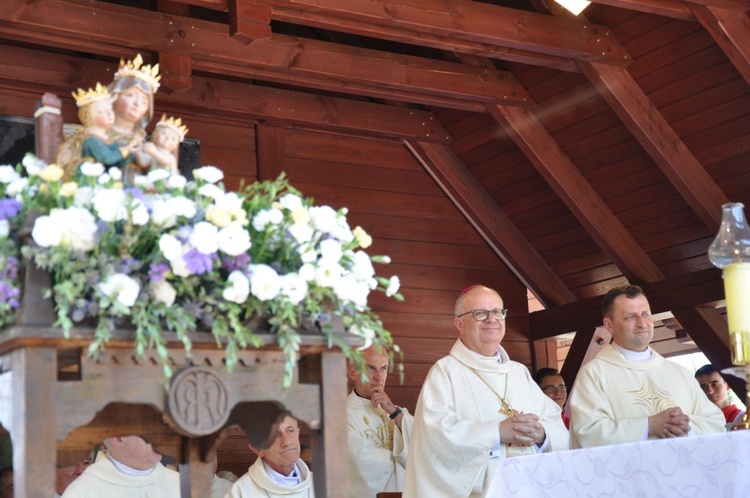 Koronacja figurki św. Anny w Oleśnie