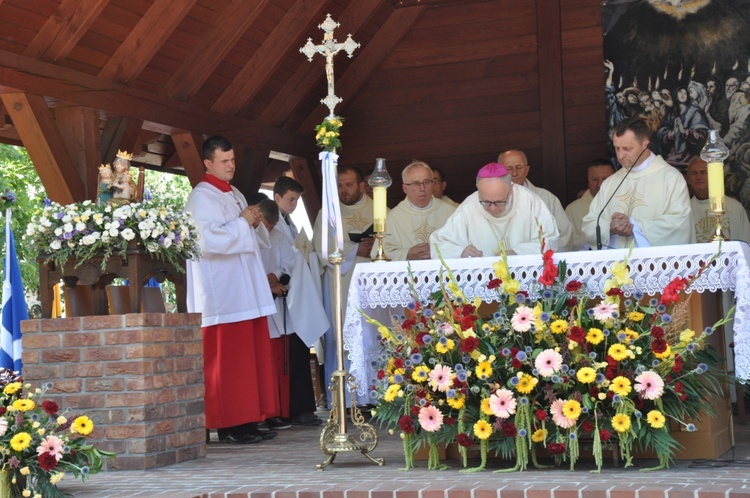 Koronacja figurki św. Anny w Oleśnie