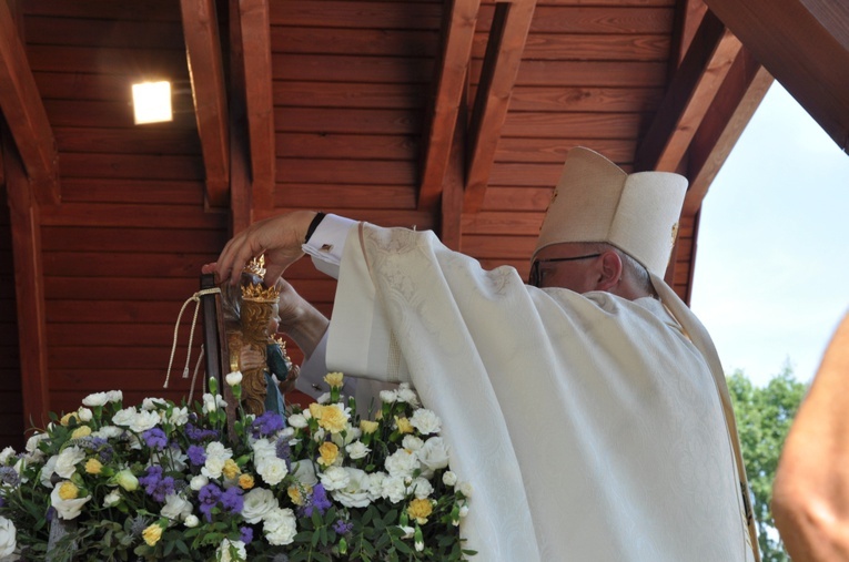 Koronacja figurki św. Anny w Oleśnie