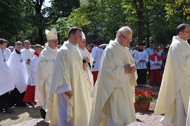 Koronacja figurki św. Anny w Oleśnie