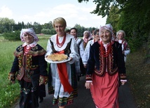 Paradne przejście z kościoła na plac jubileuszowych obchodów.