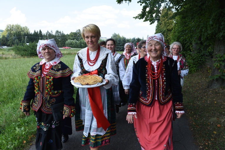 Paradne przejście z kościoła na plac jubileuszowych obchodów.