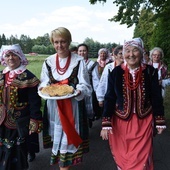 Paradne przejście z kościoła na plac jubileuszowych obchodów.