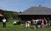 Rodzinne przędzenie w skansenie