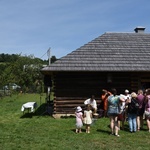 Rodzinne przędzenie w skansenie