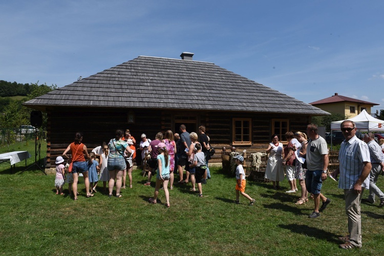 Rodzinne przędzenie w skansenie