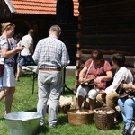 Rodzinne przędzenie w skansenie