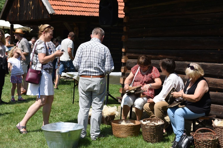 Rodzinne przędzenie w skansenie