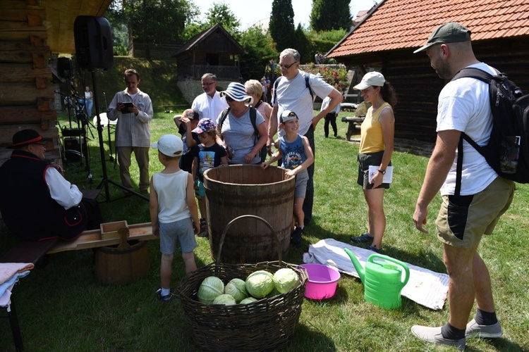 Rodzinne przędzenie w skansenie