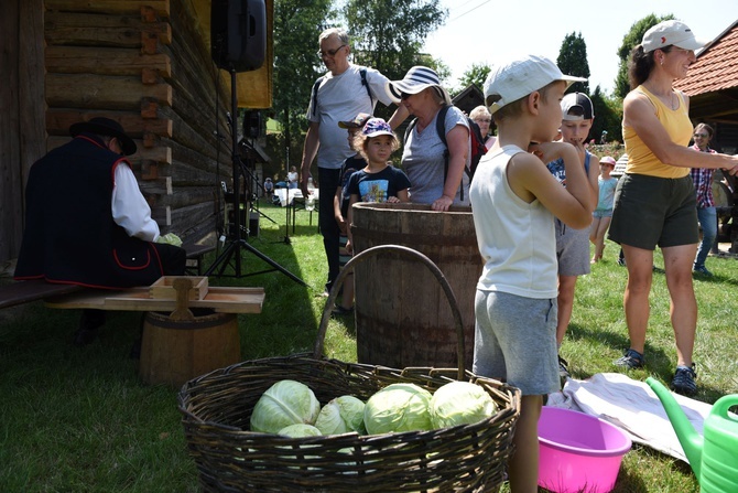 Rodzinne przędzenie w skansenie