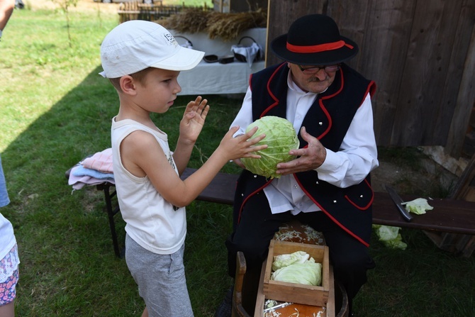 Rodzinne przędzenie w skansenie