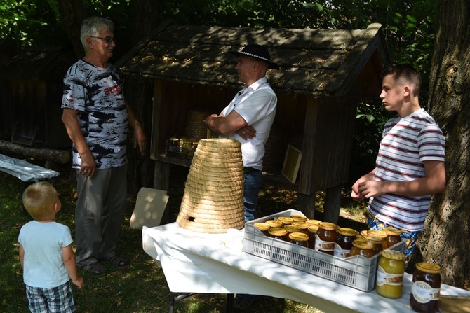 Rodzinne przędzenie w skansenie