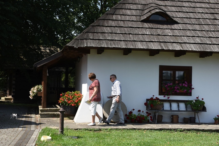 Rodzinne przędzenie w skansenie