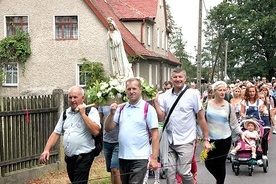 Trud podejmuje również wiele osób z małymi dziećmi. Trasa do Ligoty Książęcej nie jest bardzo wymagająca.