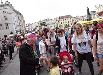 ▲	Abp Jędraszewski zwyczajowo żegna pielgrzymów wychodzących z Krakowa do Częstochowy.
