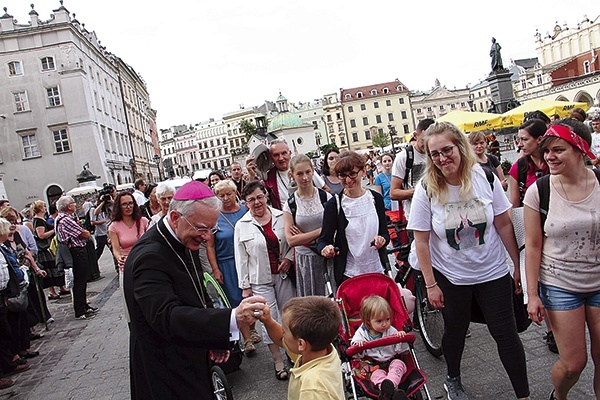 ▲	Abp Jędraszewski zwyczajowo żegna pielgrzymów wychodzących z Krakowa do Częstochowy.