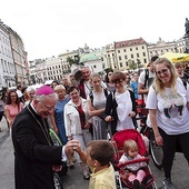 ▲	Abp Jędraszewski zwyczajowo żegna pielgrzymów wychodzących z Krakowa do Częstochowy.