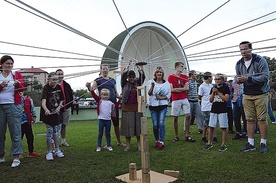 ▲	W Makowie co roku odbywa się „wieczór radości”, podczas którego pątnicy tańczą, śpiewają i uczestniczą w różnych konkurencjach sportowych.