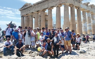Uczestnicy na ateńskim Akropolu.