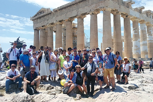Uczestnicy na ateńskim Akropolu.