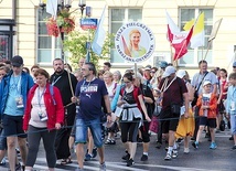 ▲	„Jezu, ufam Tobie” – śpiewali uczestnicy pielgrzymiej kolumny, idąc ulicami stolicy.