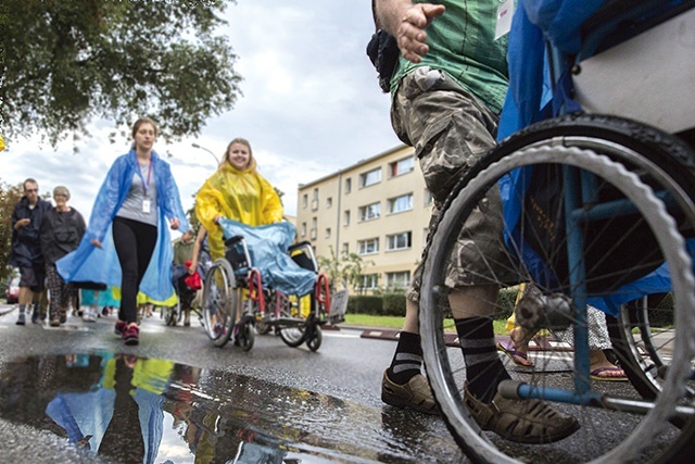 ▲	Więź między przestępcami i niepełnosprawnymi podczas drogi sprawia, że mieszkańcy zakładu karnego nie wracają z niej już tacy sami. Do tej pory wędrowało tak już kilkuset z nich.