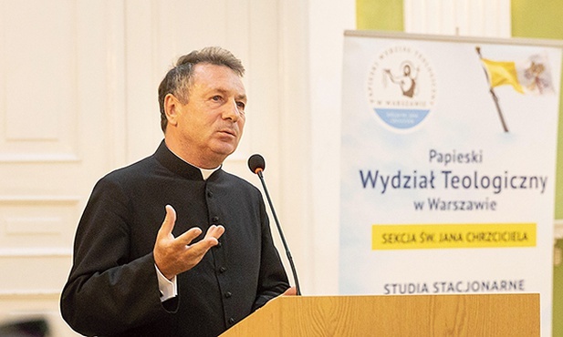 – Młodzi potrzebują żyć, tworzyć relacje, być z kimś. Ale potrzebują też zrozumieć wiarę – mówi ks. Pawlina.