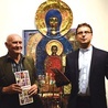 Autor obrazów (z lewej) i ks. Piotr Pasek.