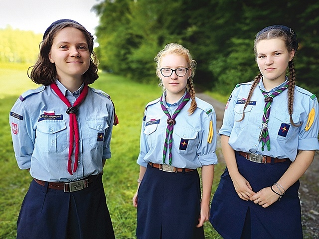 Kadra biwaku. Od lewej: hufcowa Marysia, przyboczna Grażynka i drużynowa Ola.