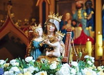 Te nałożone figurce symbole to znak szczególnego zawierzenia.