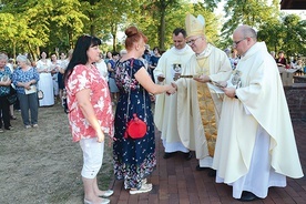 Ordynariusz podziękował każdej z pań wstępujących do wspólnoty.