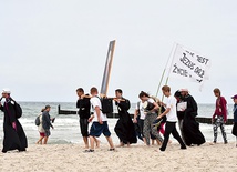 ▼	Ewangelizatorzy przeszli przez Dźwirzyno, Grzybowo, Ustronie Morskie, Sarbinowo, Mielno, Unieście, Dąbki, Darłówko, Jarosławiec i Ustkę.