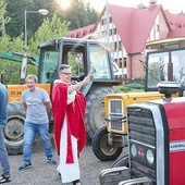 Po błogosławieństwie kolumna aut i maszyn  przejechała przez miejscowość.