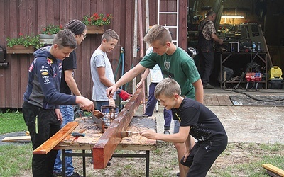 ▲	Przygotowania do wyprawy – w tej pracy była i spora doza zabawy.