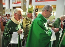 ▲	Podziękowanie proboszczowi przechodzącemu na emeryturę odbyło się podczas Eucharystii.