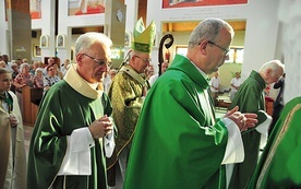 ▲	Podziękowanie proboszczowi przechodzącemu na emeryturę odbyło się podczas Eucharystii.