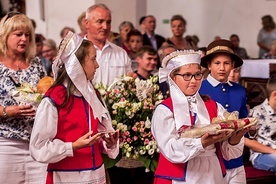 W procesji z darami został złożony nowy ornat – dar od senator  Bogusławy Orzechowskiej.