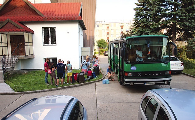 Ostatnie przygotowania do wyjścia w trasę, czyli pakowanie bagaży do autobusu.