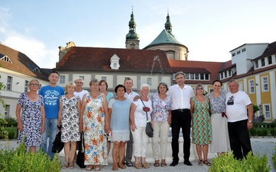 On wciąż stoi w mundurze i się uśmiecha