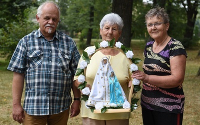 Z figurką św. Anny i Maryi w nowych sukienkach.