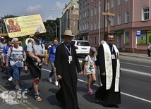 Na czele pielgrzymki przy wyjściu ze Świdnicy stanęli bp Ignacy Dec wraz z ks. Krzysztofem Iwaniszynem, nowym przewodnikiem głównym pielgrzymki.